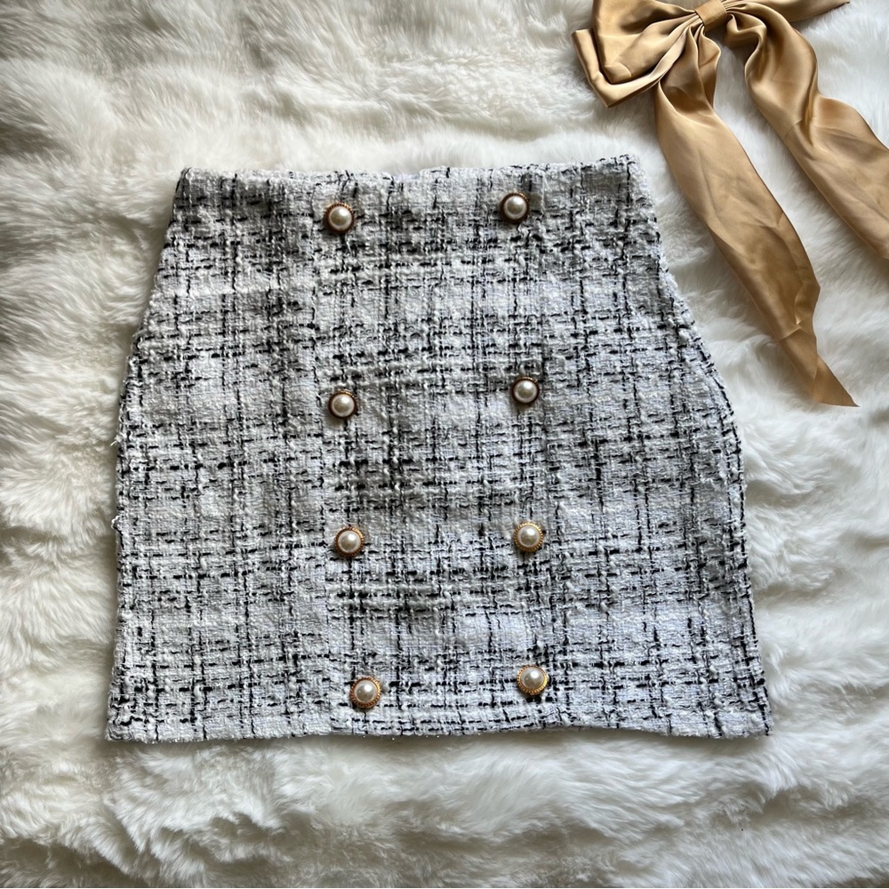 Short white pencil skirt